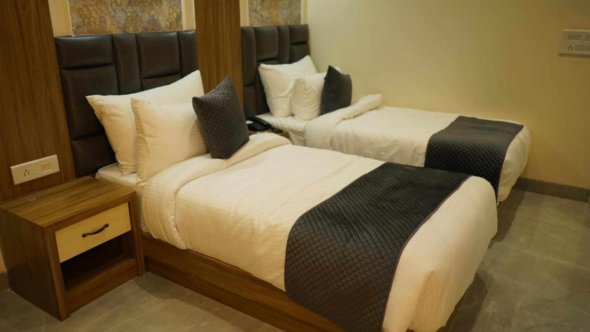 Hotel Silver Pearl Alīgarh Extérieur photo
