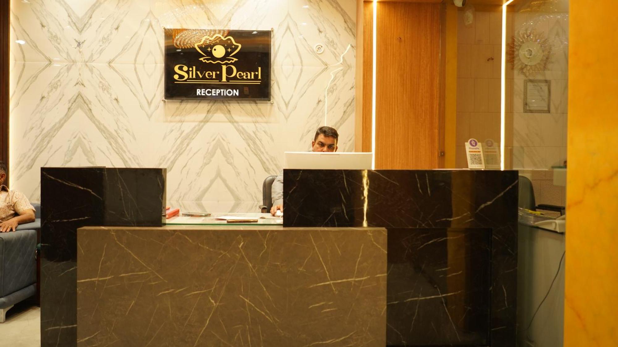 Hotel Silver Pearl Alīgarh Extérieur photo