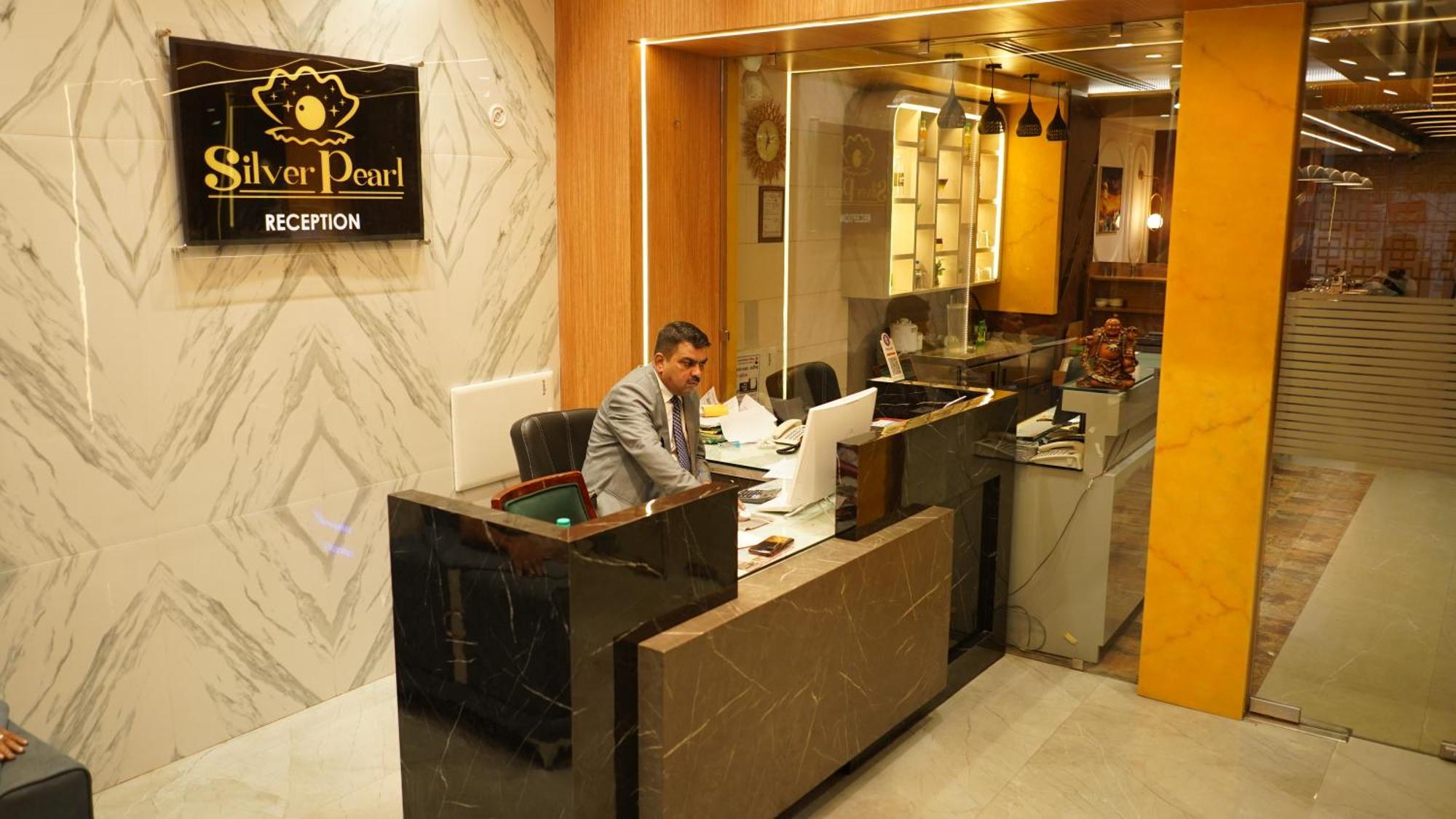 Hotel Silver Pearl Alīgarh Extérieur photo